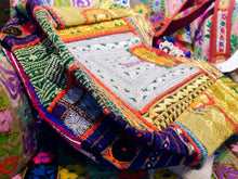 Carica l&#39;immagine nel visualizzatore di Gallery, borsa indiana patchwork   tutti i pezzi che la compongono sono elementi in tessuto ricamati con specchietti , con ricamo ecc... ricavati da vecchi tessuti rajasthani   pezzo unico lavorato interamente a mano   filo oro e filo argento .   3 pon pon , apertura a cerniera ed interno foderato   lavorata in ogni angolo e lato .    50 x 40 x 17 cm esclusi manici manici 35 cm   per info ed ulteriori foto 0039 3338778241 info@etniko.it www.etniko.it
