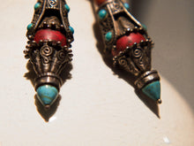 Carica l&#39;immagine nel visualizzatore di Gallery, orecchini tibetani di origine nomade . pezzi unici lavorati a mano , databili prima metà 900.  argento , turchese , corallo .   10 x 2 cm  peso 39gr   www.etniko.it info@etniko.it 0039 3338778241  instagram , facebook , etsy : etnikobycrosato  https://www.facebook.com/etnikobycrosato https://www.instagram.com/etnikobycrosato/