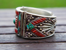 Carica l&#39;immagine nel visualizzatore di Gallery, bracciale in argento con turchese e corallo, cesellatura a rilievo. pezzo unico raro e di difficile lavorazione, parti a sbalzo, incastonatura.  altezza bracciale 4cm spessore massmo 0,5 cm peso 110 gr  per ulteriori info o foto mail info@etniko.it whatsapp 00393338778241