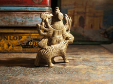 Carica l&#39;immagine nel visualizzatore di Gallery, statuetta di Durga indiana in metallo inciso artigianalmente .  Presso la religione induista  &quot;colei che difficilmente si può avvicinare&quot; è una forma di Devi , ovvero della Madre Divina (che assume anche molte altre forme, tra cui Sarasvati , Parvati, Lakshmi, Kālī).