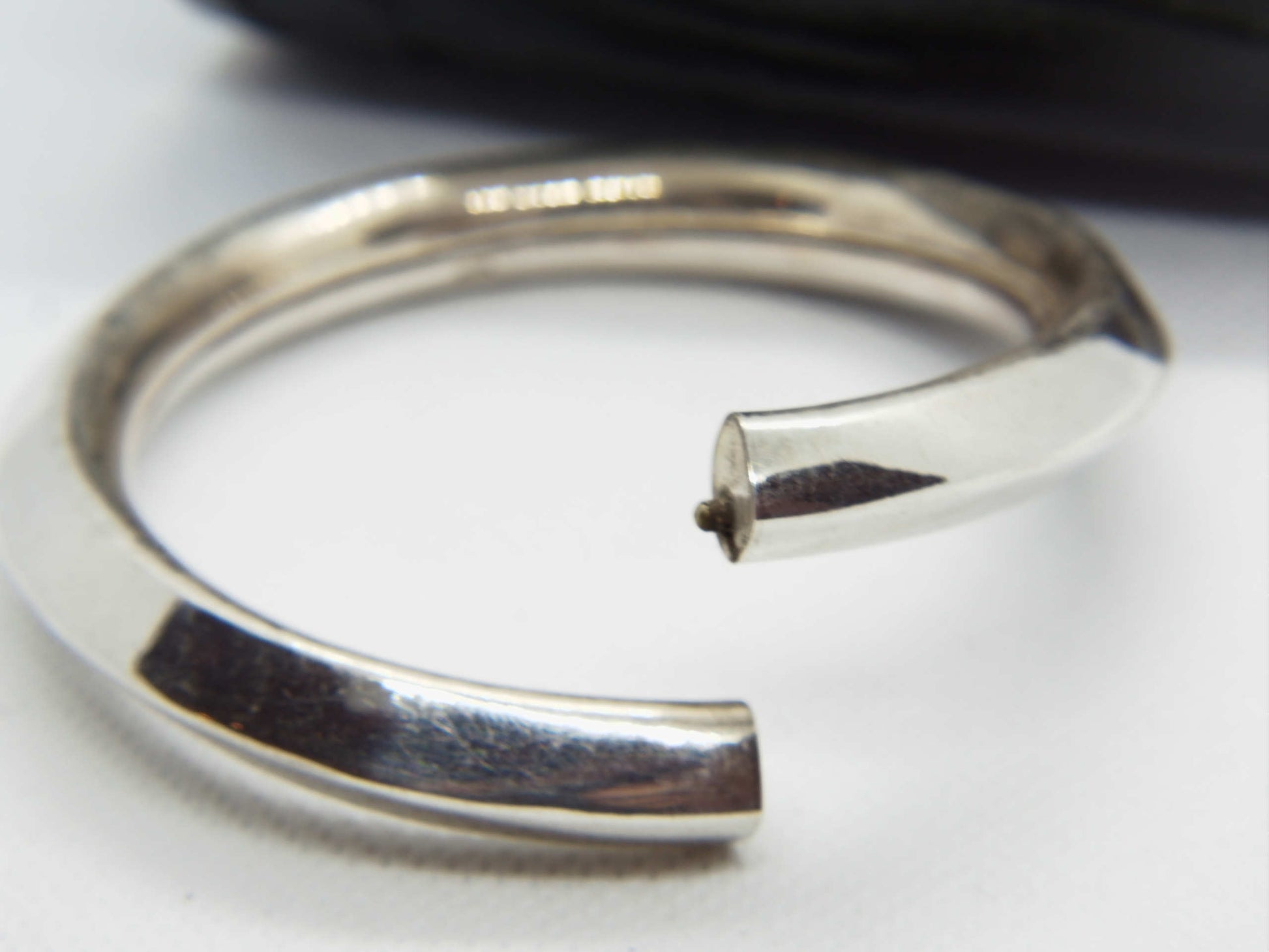 bracciale in argento rigido con possibilità di apertura chiusura .  peso 28 gr  diametro interno 6 cm  esterno 8 cm 