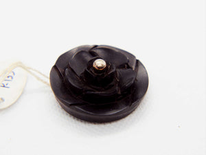 pendaglio in ebano nero intagliato a fiore con punto in argento  dimensione diametro 3 x 1 cm  peso 6,6 gr