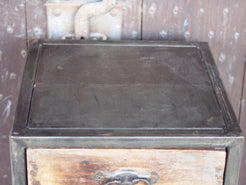 Cassettiera Con Struttura In Metallo. I 5 Cassetti Sono In Legno Di Teak Riciclato Con Maniglia In Metallo. Pezzo Unico Lavorato Artigianalmente. Dimensioni 40x40xh95cm.
