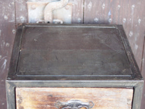 Cassettiera Con Struttura In Metallo. I 5 Cassetti Sono In Legno Di Teak Riciclato Con Maniglia In Metallo. Pezzo Unico Lavorato Artigianalmente. Dimensioni 40x40xh95cm.