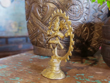 Carica l&#39;immagine nel visualizzatore di Gallery, Questa danza cosmica di Shiva è chiamata Anandatandava, che significa la danza della beatitudine, e simboleggia i cicli cosmici di creazione e distruzione, così come il ritmo quotidiano di nascita e morte. La danza è quindi un’allegoria pittorica delle cinque manifestazioni principali dell’energia eterna: creazione, distruzione, conservazione, salvezza e illusione. L’energia di Nataraja si manifesta in cinque azioni o panchakriya o panchakartya: