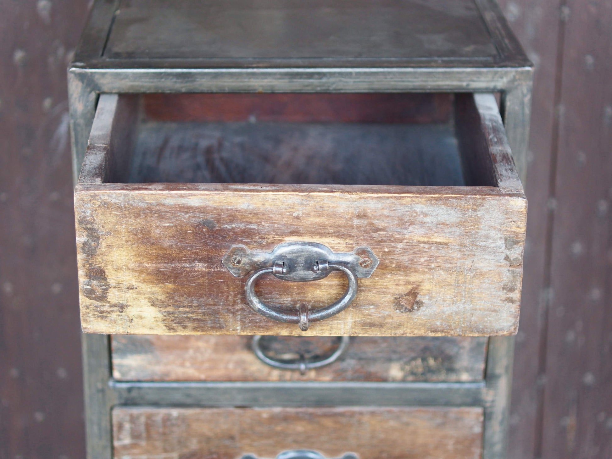 Cassettiera Con Struttura In Metallo. I 5 Cassetti Sono In Legno Di Teak Riciclato Con Maniglia In Metallo. Pezzo Unico Lavorato Artigianalmente. Dimensioni 40x40xh95cm.