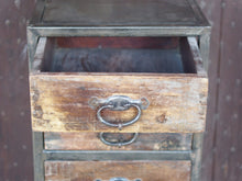 Carica l&#39;immagine nel visualizzatore di Gallery, Cassettiera Con Struttura In Metallo. I 5 Cassetti Sono In Legno Di Teak Riciclato Con Maniglia In Metallo. Pezzo Unico Lavorato Artigianalmente. Dimensioni 40x40xh95cm.