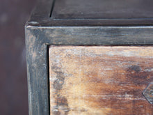Carica l&#39;immagine nel visualizzatore di Gallery, Cassettiera Con Struttura In Metallo. I 5 Cassetti Sono In Legno Di Teak Riciclato Con Maniglia In Metallo. Pezzo Unico Lavorato Artigianalmente. Dimensioni 40x40xh95cm.