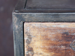 Cassettiera Con Struttura In Metallo. I 5 Cassetti Sono In Legno Di Teak Riciclato Con Maniglia In Metallo. Pezzo Unico Lavorato Artigianalmente. Dimensioni 40x40xh95cm.