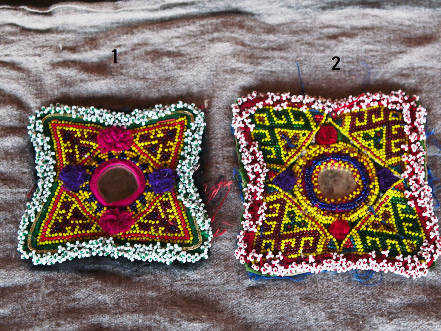 vecchio tessuto indiano ricamato , pezzo unico lavorato a mano in ogni parte con filo in cotone , filo oro e perline . tipico del gujarat usato come decoro ed addobbo .  misure 14x 14 x1  cm indicative ( + / - 1 cm)  peso 50gr  indicare sull'ordine il numero scelto   disponibili vari colori e dimensioni  contattare per info  0039 3338778241 info@etniko.it  fb/ig etniko by crosato