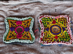 vecchio tessuto indiano ricamato , pezzo unico lavorato a mano in ogni parte con filo in cotone , filo oro e perline . tipico del gujarat usato come decoro ed addobbo .  misure 14x 14 x1  cm indicative ( + / - 1 cm)  peso 50gr  indicare sull'ordine il numero scelto   disponibili vari colori e dimensioni  contattare per info  0039 3338778241 info@etniko.it  fb/ig etniko by crosato