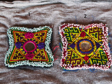 Carica l&#39;immagine nel visualizzatore di Gallery, vecchio tessuto indiano ricamato , pezzo unico lavorato a mano in ogni parte con filo in cotone , filo oro e perline . tipico del gujarat usato come decoro ed addobbo .  misure 14x 14 x1  cm indicative ( + / - 1 cm)  peso 50gr  indicare sull&#39;ordine il numero scelto   disponibili vari colori e dimensioni  contattare per info  0039 3338778241 info@etniko.it  fb/ig etniko by crosato