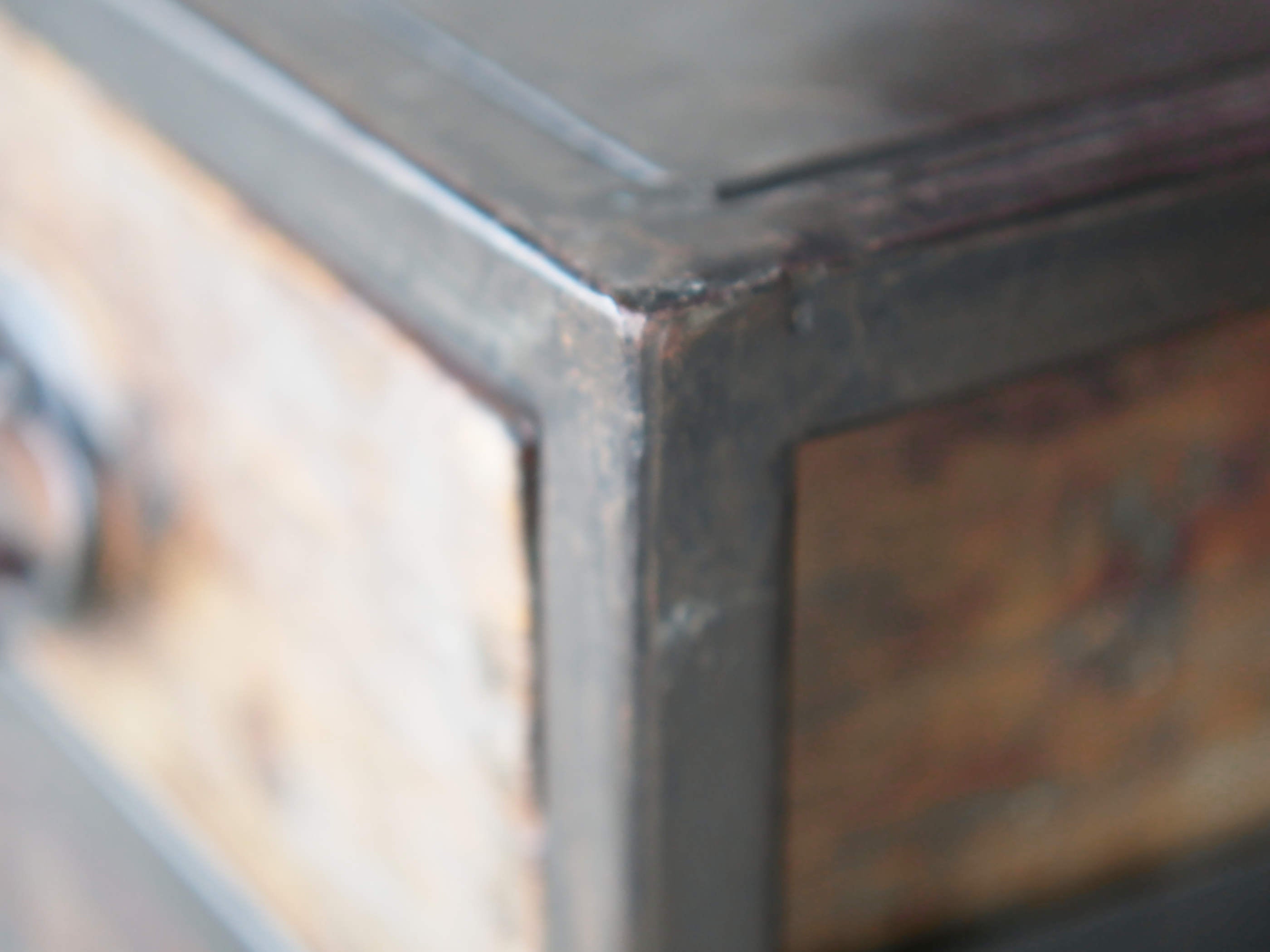 Cassettiera Con Struttura In Metallo. I 5 Cassetti Sono In Legno Di Teak Riciclato Con Maniglia In Metallo. Pezzo Unico Lavorato Artigianalmente. Dimensioni 40x40xh95cm.