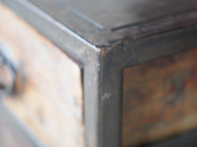 Carica l&#39;immagine nel visualizzatore di Gallery, Cassettiera Con Struttura In Metallo. I 5 Cassetti Sono In Legno Di Teak Riciclato Con Maniglia In Metallo. Pezzo Unico Lavorato Artigianalmente. Dimensioni 40x40xh95cm.
