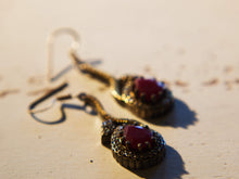 Carica l&#39;immagine nel visualizzatore di Gallery, orecchini turchi in stile arabo, argento e radice di rubino . top quality stone , lavorati a mano, cesellati pezzo per pezzo artigianalmente.  misure pendaglio esclusa monachella 1x3 cm, con monachella h totale 5cm peso totale 7gr  per ulteriori info o foto info@etniko.it 0039 3338778241 fb , ig etniko by crosato   