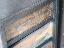 Carica l&#39;immagine nel visualizzatore di Gallery, Cassettiera Con Struttura In Metallo. I 5 Cassetti Sono In Legno Di Teak Riciclato Con Maniglia In Metallo. Pezzo Unico Lavorato Artigianalmente. Dimensioni 40x40xh95cm.