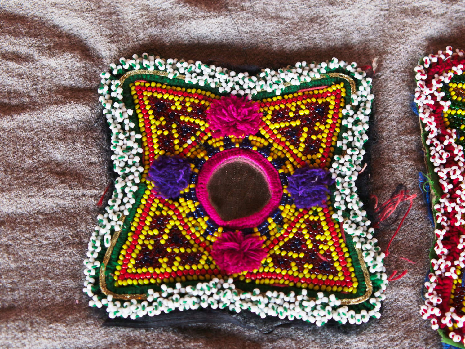 vecchio tessuto indiano ricamato , pezzo unico lavorato a mano in ogni parte con filo in cotone , filo oro e perline . tipico del gujarat usato come decoro ed addobbo .  misure 14x 14 x1  cm indicative ( + / - 1 cm)  peso 50gr  indicare sull'ordine il numero scelto   disponibili vari colori e dimensioni  contattare per info  0039 3338778241 info@etniko.it  fb/ig etniko by crosato