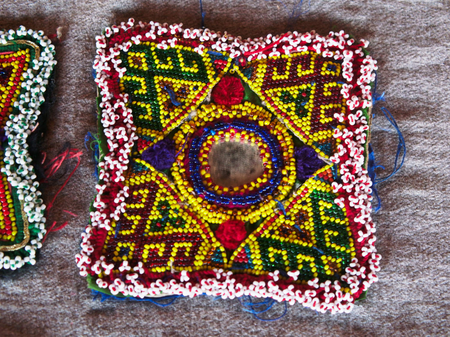 vecchio tessuto indiano ricamato , pezzo unico lavorato a mano in ogni parte con filo in cotone , filo oro e perline . tipico del gujarat usato come decoro ed addobbo .  misure 14x 14 x1  cm indicative ( + / - 1 cm)  peso 50gr  indicare sull'ordine il numero scelto   disponibili vari colori e dimensioni  contattare per info  0039 3338778241 info@etniko.it  fb/ig etniko by crosato