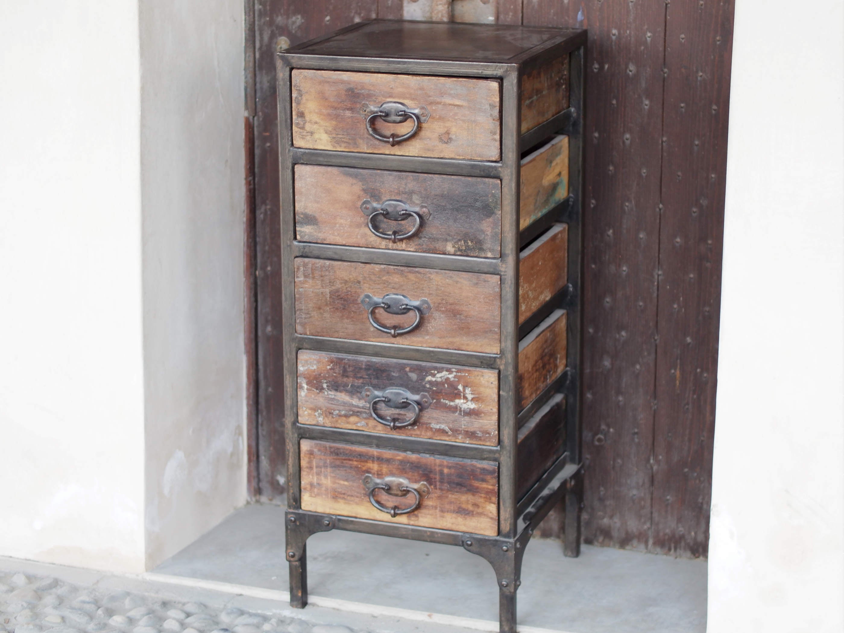 Cassettiera Con Struttura In Metallo. I 5 Cassetti Sono In Legno Di Teak Riciclato Con Maniglia In Metallo. Pezzo Unico Lavorato Artigianalmente. Dimensioni 40x40xh95cm.