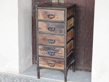 Carica l&#39;immagine nel visualizzatore di Gallery, Cassettiera Con Struttura In Metallo. I 5 Cassetti Sono In Legno Di Teak Riciclato Con Maniglia In Metallo. Pezzo Unico Lavorato Artigianalmente. Dimensioni 40x40xh95cm.