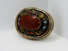 Carica l&#39;immagine nel visualizzatore di Gallery, vecchio anello in argento , corniola , corallo e turchese   originale in ogni parte e lavorato artigianalmente.  spedizione italia  compresa   peso 20 gr  dimensioni 5 x 3,5  cm  diamentro 17 
