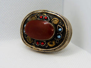 vecchio anello in argento , corniola , corallo e turchese   originale in ogni parte e lavorato artigianalmente.  spedizione italia  compresa   peso 20 gr  dimensioni 5 x 3,5  cm  diamentro 17 