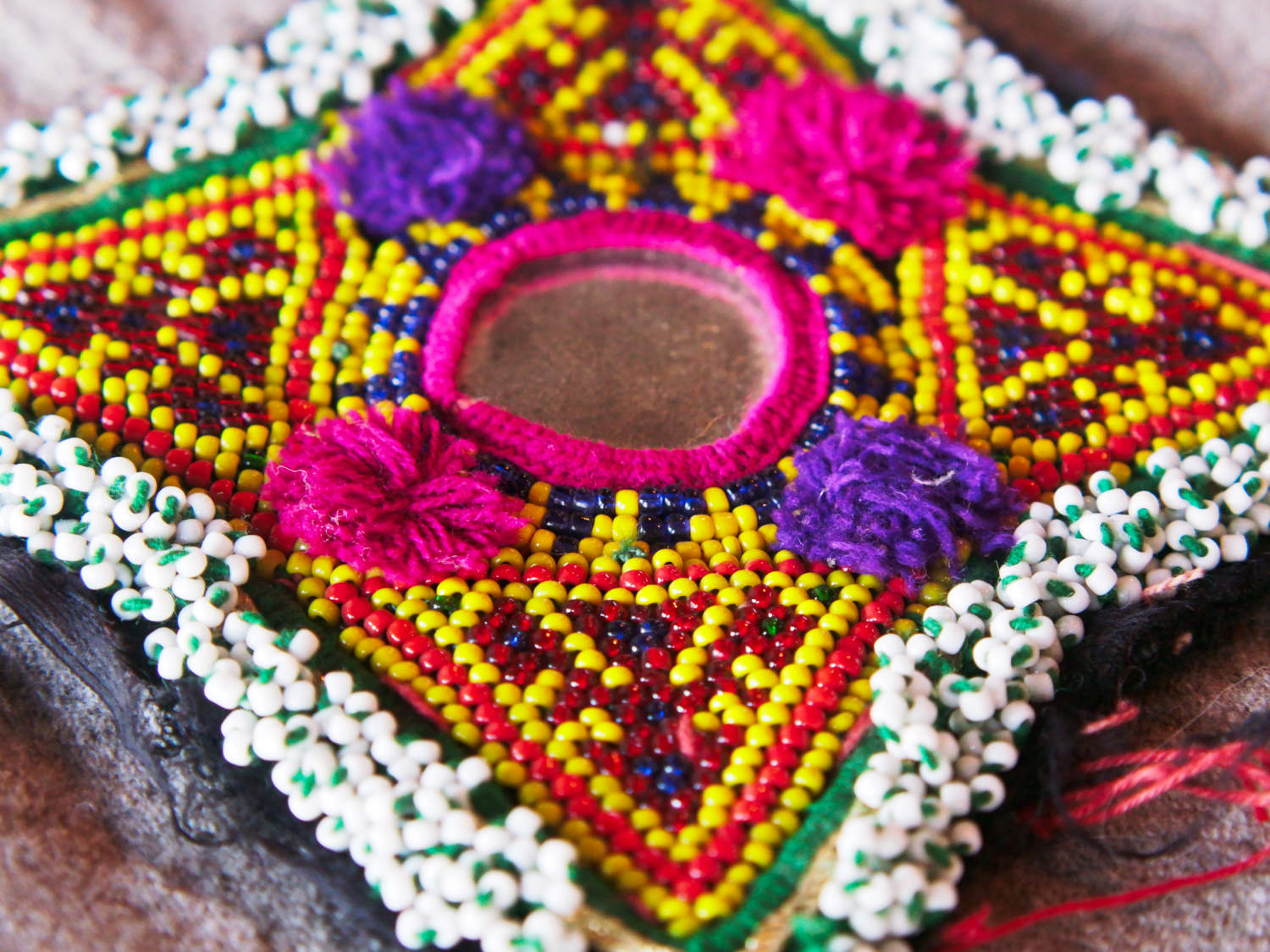 vecchio tessuto indiano ricamato , pezzo unico lavorato a mano in ogni parte con filo in cotone , filo oro e perline . tipico del gujarat usato come decoro ed addobbo .  misure 14x 14 x1  cm indicative ( + / - 1 cm)  peso 50gr  indicare sull'ordine il numero scelto   disponibili vari colori e dimensioni  contattare per info  0039 3338778241 info@etniko.it  fb/ig etniko by crosato