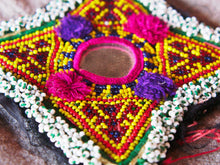 Carica l&#39;immagine nel visualizzatore di Gallery, vecchio tessuto indiano ricamato , pezzo unico lavorato a mano in ogni parte con filo in cotone , filo oro e perline . tipico del gujarat usato come decoro ed addobbo .  misure 14x 14 x1  cm indicative ( + / - 1 cm)  peso 50gr  indicare sull&#39;ordine il numero scelto   disponibili vari colori e dimensioni  contattare per info  0039 3338778241 info@etniko.it  fb/ig etniko by crosato