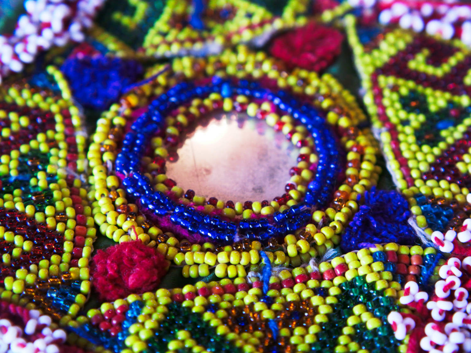 vecchio tessuto indiano ricamato , pezzo unico lavorato a mano in ogni parte con filo in cotone , filo oro e perline . tipico del gujarat usato come decoro ed addobbo .  misure 14x 14 x1  cm indicative ( + / - 1 cm)  peso 50gr  indicare sull'ordine il numero scelto   disponibili vari colori e dimensioni  contattare per info  0039 3338778241 info@etniko.it  fb/ig etniko by crosato