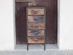 Cassettiera Con Struttura In Metallo. I 5 Cassetti Sono In Legno Di Teak Riciclato Con Maniglia In Metallo. Pezzo Unico Lavorato Artigianalmente. Dimensioni 40x40xh95cm.