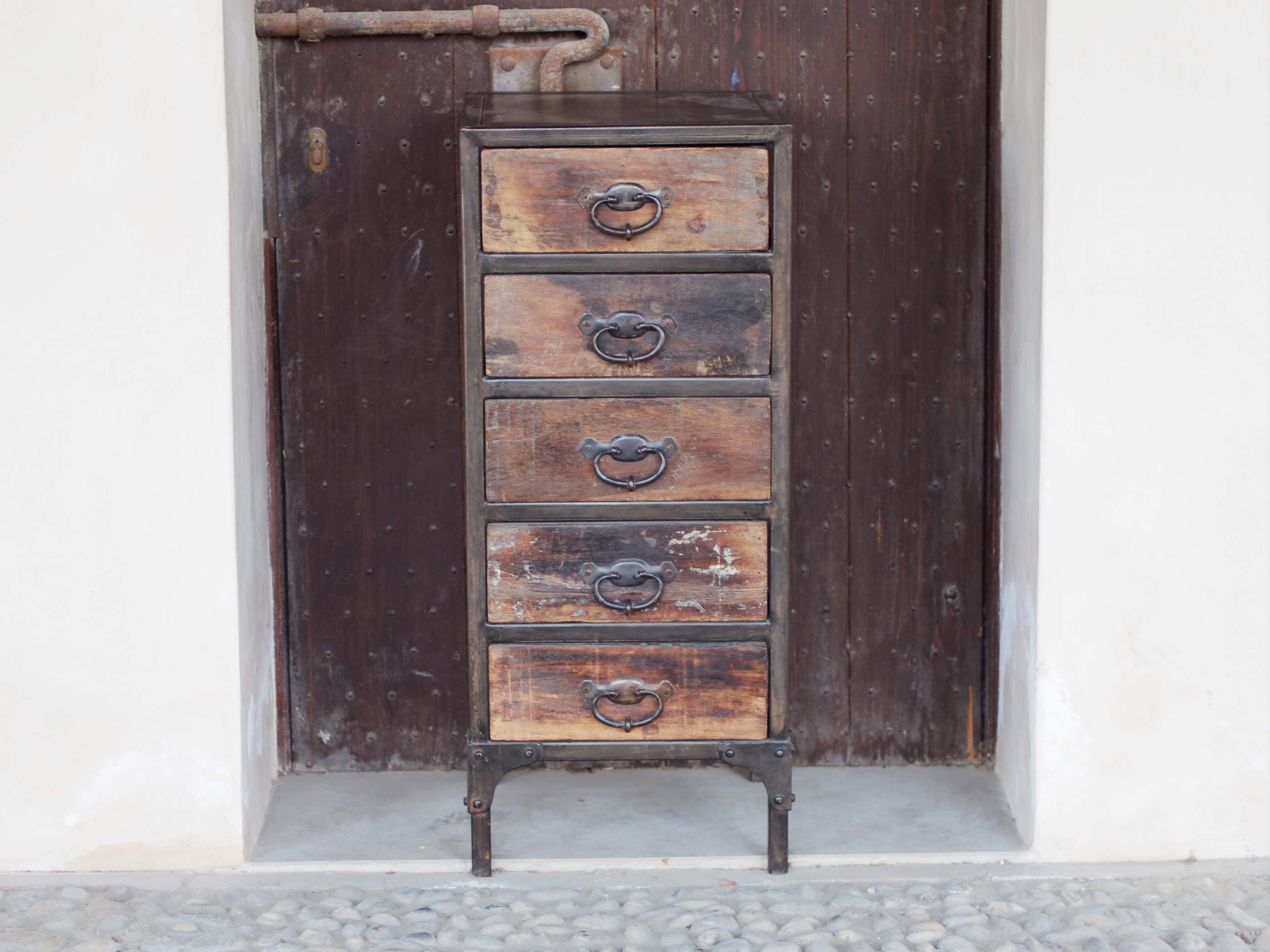 Cassettiera Con Struttura In Metallo. I 5 Cassetti Sono In Legno Di Teak Riciclato Con Maniglia In Metallo. Pezzo Unico Lavorato Artigianalmente. Dimensioni 40x40xh95cm.
