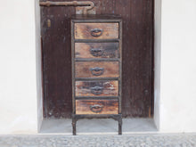 Carica l&#39;immagine nel visualizzatore di Gallery, Cassettiera Con Struttura In Metallo. I 5 Cassetti Sono In Legno Di Teak Riciclato Con Maniglia In Metallo. Pezzo Unico Lavorato Artigianalmente. Dimensioni 40x40xh95cm.
