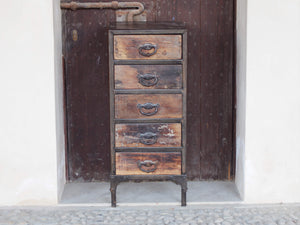 Cassettiera Con Struttura In Metallo. I 5 Cassetti Sono In Legno Di Teak Riciclato Con Maniglia In Metallo. Pezzo Unico Lavorato Artigianalmente. Dimensioni 40x40xh95cm.