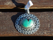 Carica l&#39;immagine nel visualizzatore di Gallery, pendaglio indiano in argento e turchese.  pezzo unico, lavorato artigianalmente. dimensioni 4 x 4 h 1cm  peso 14 gr