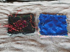 vecchio tessuto indiano ricamato , pezzo unico lavorato a mano in ogni parte con filo in cotone , filo oro e perline . tipico del gujarat usato come decoro ed addobbo .  misure 14x 14 x1  cm indicative ( + / - 1 cm)  peso 50gr  indicare sull'ordine il numero scelto   disponibili vari colori e dimensioni  contattare per info  0039 3338778241 info@etniko.it  fb/ig etniko by crosato