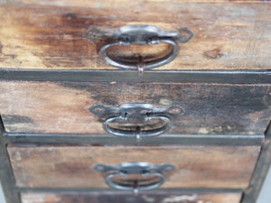 Cassettiera Con Struttura In Metallo. I 5 Cassetti Sono In Legno Di Teak Riciclato Con Maniglia In Metallo. Pezzo Unico Lavorato Artigianalmente. Dimensioni 40x40xh95cm.