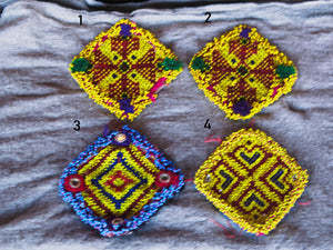 vecchio tessuto indiano ricamato , pezzo unico lavorato a mano in ogni parte con filo in cotone , filo oro e perline . tipico del gujarat usato come decoro ed addobbo .  misure 15 x 13 x 1  cm indicative ( + / - 1 cm)  peso 40/45 gr   indicare sull'ordine il numero scelto   disponibili vari colori e dimensioni  contattare per info  0039 3338778241 info@etniko.it  fb/ig etniko by crosato