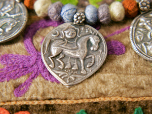collana in cotone intrecciato con vecchi  pendaglii  raffigurantetipiche figure tribali dell'india del nord .  misure collana 44cm  pendaglio 4.5 x 3  cm  peso 51gr