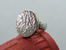 Carica l&#39;immagine nel visualizzatore di Gallery, anello indiano in argento 925 pezzo unico lavorato artigianalmente  peso 8,5 gr dimensioni 2,5 x 3 cm misura diametro 22