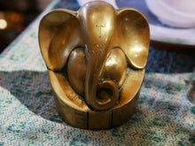 Carica l&#39;immagine nel visualizzatore di Gallery, Ganesha viene a volte chiamato anche Vighnesvara, &quot;Signore degli ostacoli&quot;, Vinayaka, &quot;colui che rimuove&quot; o anche Pillaiyar. è una divinità molto presente in tutta la cultura induista e venerata come una sorta di &quot;porta fortuna&quot; per molteplici azioni della vita quotidiana.