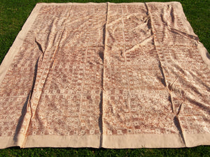 Telo Indiano in cotone doppio strato, ricamato tono su tono con specchietti, di color rosa antico. Può essere impiegato come copridivano, copriletto, tovaglia o tessuto da appendere a parete. Dimensioni 200x230cm