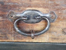 Carica l&#39;immagine nel visualizzatore di Gallery, Cassettiera Con Struttura In Metallo. I 5 Cassetti Sono In Legno Di Teak Riciclato Con Maniglia In Metallo. Pezzo Unico Lavorato Artigianalmente. Dimensioni 40x40xh95cm.
