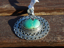 Carica l&#39;immagine nel visualizzatore di Gallery, pendaglio indiano in argento e turchese.  pezzo unico, lavorato artigianalmente. dimensioni 4 x 4 h 1cm  peso 14 gr