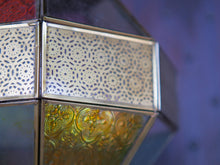 Carica l&#39;immagine nel visualizzatore di Gallery, Lanterna indiana in metallo lavorata artigianalmente, finemente decorata a traforo, con vetro multicolor e trasparente.  Disponibile anche nella versione con solo vetro trasparente. Con piccolo portacandele interno e gancio per appendere .    dimensioni diametro 25  h55  per info ed ulteriori foto info@etniko.it facebook / instagram / pinterest : etnikobycrosato 0039 3338778241