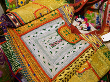 Carica l&#39;immagine nel visualizzatore di Gallery, borsa indiana patchwork   tutti i pezzi che la compongono sono elementi in tessuto ricamati con specchietti , con ricamo ecc... ricavati da vecchi tessuti rajasthani   pezzo unico lavorato interamente a mano   filo oro e filo argento .   3 pon pon , apertura a cerniera ed interno foderato   lavorata in ogni angolo e lato .    50 x 40 x 17 cm esclusi manici manici 35 cm   per info ed ulteriori foto 0039 3338778241 info@etniko.it www.etniko.it