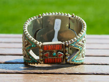 Carica l&#39;immagine nel visualizzatore di Gallery, bracciale in argento con turchese e corallo,  cesellatura a rilievo. pezzo unico raro e di difficile lavorazione, parti a sbalzo, incastonatura.   altezza bracciale 6cm spessore massimo 0,5 cm peso 140 gr     per ulteriori info o foto  mail info@etniko.it whatsapp 00393338778241