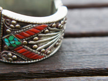 Carica l&#39;immagine nel visualizzatore di Gallery, bracciale in argento con turchese e corallo, cesellatura a rilievo. pezzo unico raro e di difficile lavorazione, parti a sbalzo, incastonatura.  altezza bracciale 4cm spessore massmo 0,5 cm peso 110 gr  per ulteriori info o foto mail info@etniko.it whatsapp 00393338778241