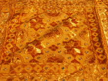 Carica l&#39;immagine nel visualizzatore di Gallery, Telo Indiano in cotone doppio strato, ricamato tono su tono con specchietti,  di color ocra. Può essere impiegato come copridivano, copriletto, tovaglia o tessuto da appendere a parete. Dimensioni 230x200cm