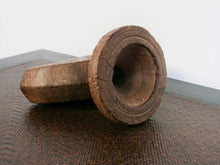 Carica l&#39;immagine nel visualizzatore di Gallery, trattasi di un &quot;filtro&quot; che veniva messo capovolto ( parte tonda in alto ) e sigillato su un grosso sacco o contenitore la parte inferiore ( quella con più fori ) divideva il contanuto in più sacchi differenti . si può infatti notare che il fregio , i disegni , sono &quot;dritti&quot; se con la parte tonda rivolta verso l&#39;alto