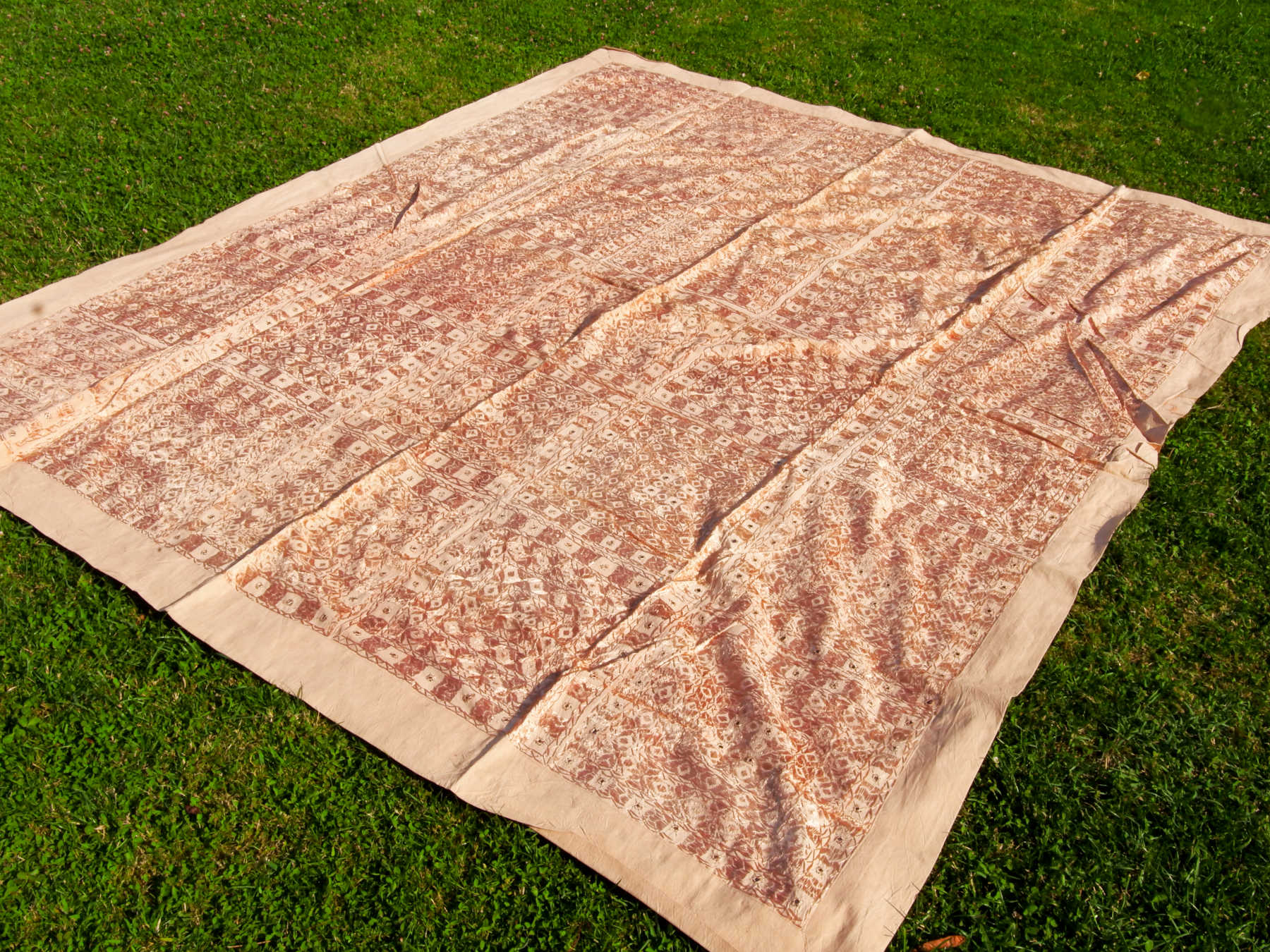 Telo Indiano in cotone doppio strato, ricamato tono su tono con specchietti, di color rosa antico. Può essere impiegato come copridivano, copriletto, tovaglia o tessuto da appendere a parete. Dimensioni 200x230cm